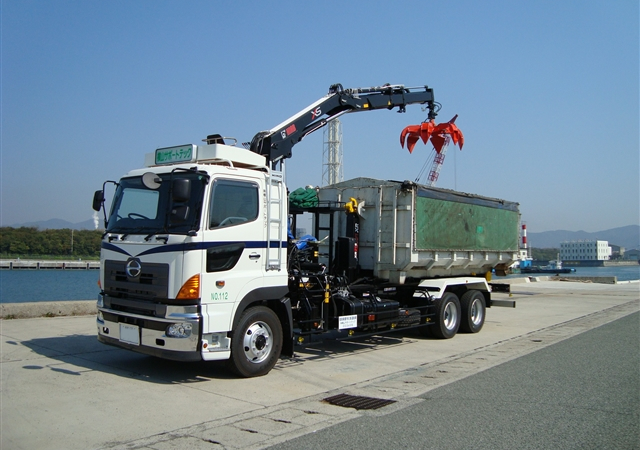 脱着装置付コンテナ専用車（クレーン付）